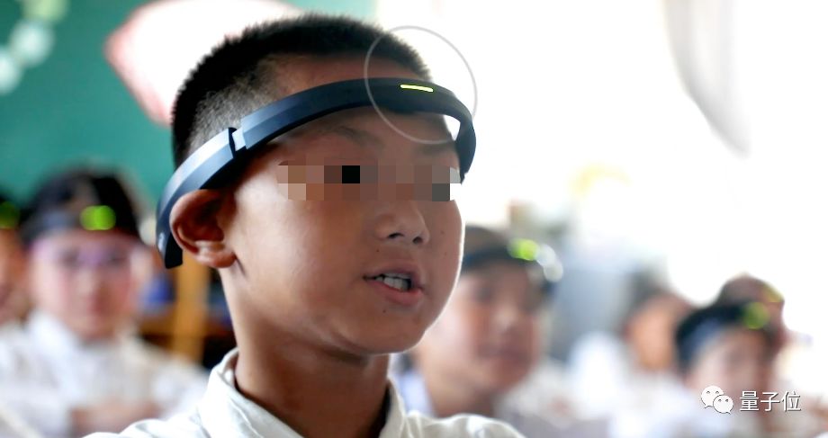 浙江小学生戴上“金箍”:售价3千5的脑机接口头环,实时监测上课走神,自动报送老师家长